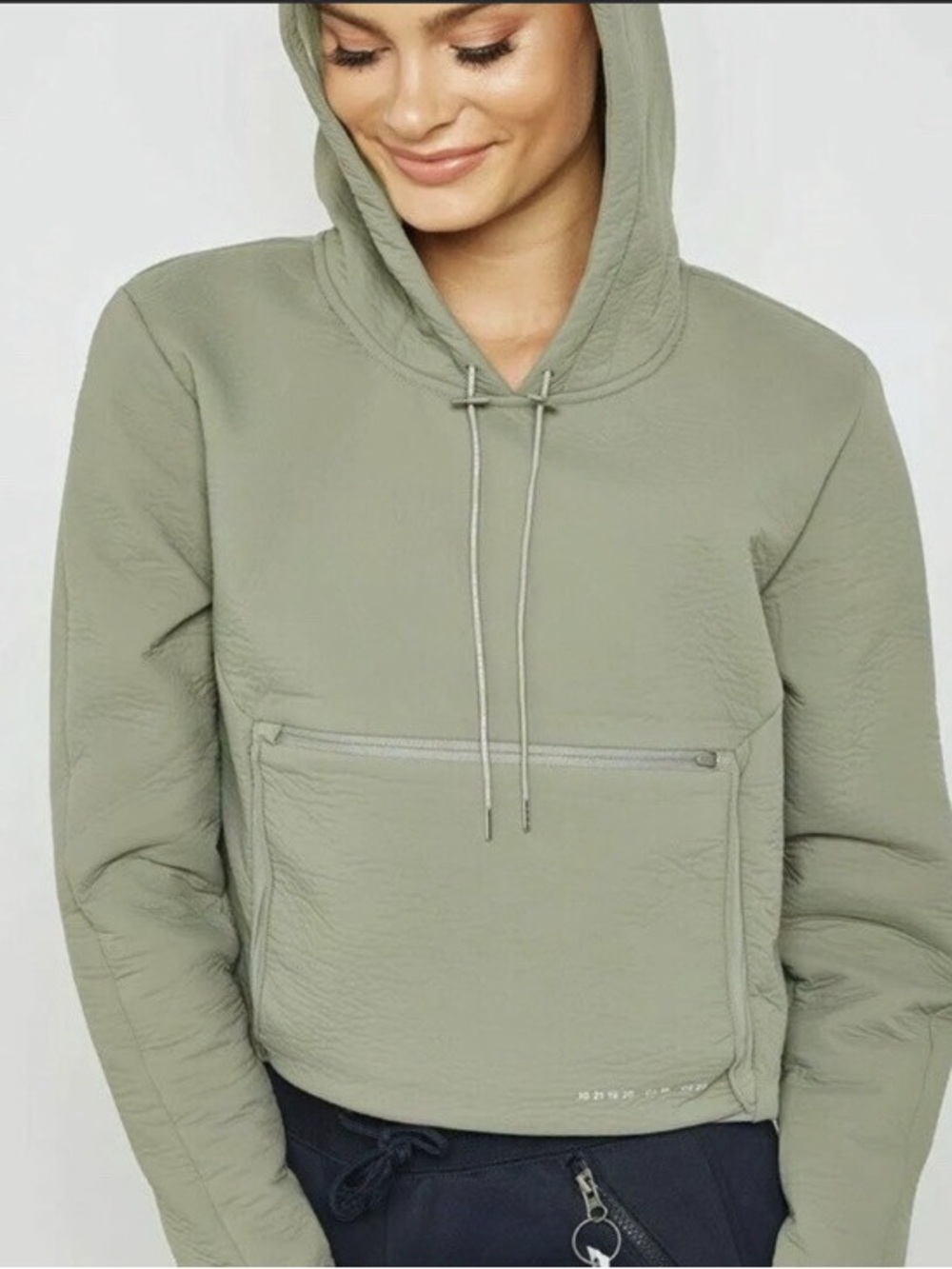 NIKE Women's Green Tech Pack Packable Cropped Long Sleeve Textured Hoodie
